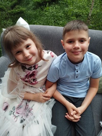 "Першими познайомились діти": родина на Буковині всиновила двох евакуйованих дітей "Першими познайомились діти": родина на Буковині всиновила двох евакуйованих дітей