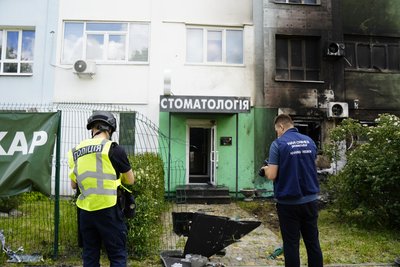 Поліцейський та прокурор біля стоматології в Індустріальному районі Харкова, де влучив російський безпілотник, 10 червня 2026 рок Поліцейський та прокурор біля стоматології в Індустріальному районі Харкова, де влучив російський безпілотник, 10 червня 2026 рок