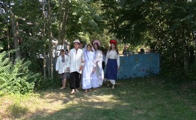 "Я мріяла про весілля змалечку, щоб по всім традиціям": на Хмельниччині школярі "зіграли" автентичне весілля "Я мріяла про весілля змалечку, щоб по всім традиціям": на Хмельниччині школярі "зіграли" автентичне весілля