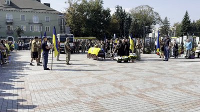 "Це дуже тяжка втрата": з військовим Віктором Тисячним попрощалися у Рівному "Це дуже тяжка втрата": з військовим Віктором Тисячним попрощалися у Рівному