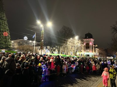Люди на відкритті головної ялинки на Соборній площі у Чернівцях Люди на відкритті головної ялинки на Соборній площі у Чернівцях