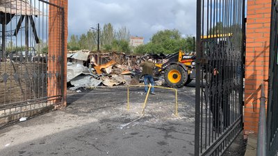 Миколаївці ліквідують наслідки ракетної атаки Миколаївці ліквідують наслідки ракетної атаки