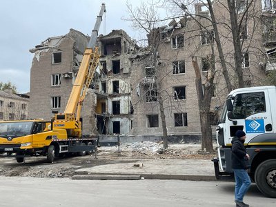 Працюють правоохоронці, люди несуть квіти. Що відбувається на місці ракетного удару у Кривому Розі Працюють правоохоронці, люди несуть квіти. Що відбувається на місці ракетного удару у Кривому Розі