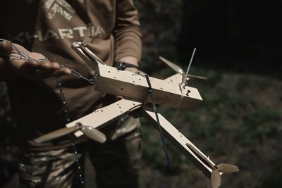 Дерев'яний макет російського FPV-дрона Дерев'яний макет російського FPV-дрона
