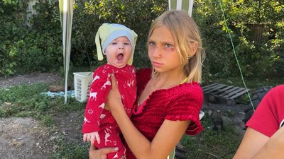 Народили дев'яту дитину та стали дідусем й бабусею: як живе родина з Чернігівщини, чий будинок спалили росіяни Народили дев'яту дитину та стали дідусем й бабусею: як живе родина з Чернігівщини, чий будинок спалили росіяни