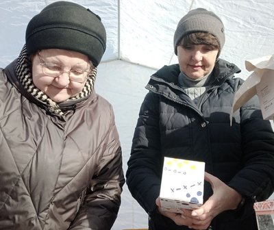 Хмельничанка Валентина Гесаль (справа) виставила на продаж українську хустку та намисто-силянку Хмельничанка Валентина Гесаль (справа) виставила на продаж українську хустку та намисто-силянку