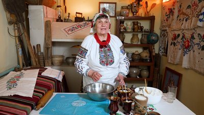 Рецепти домашніх коржів з Рівненщини: три варіанти від господині з Борщівки Рецепти домашніх коржів з Рівненщини: три варіанти від господині з Борщівки