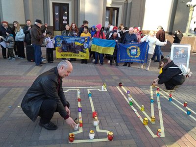Пам'ять загиблих через авіаудар по драмтеатру в Маріуполі вшанували у Рівному Пам'ять загиблих через авіаудар по драмтеатру в Маріуполі вшанували у Рівному