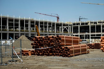 Територія заводу з виробництва акумуляторів для електромобілів, який побудувала китайська компанія Contemporary Amperex Technology Co. Limited (CATL). Дебрецен, Угорщина, 5 травня 2024 року Територія заводу з виробництва акумуляторів для електромобілів, який побудувала китайська компанія Contemporary Amperex Technology Co. Limited (CATL). Дебрецен, Угорщина, 5 травня 2024 року