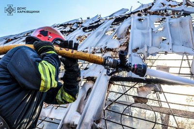 У Слобідському районі Харкова згоріла вантажівка в ангарі У Слобідському районі Харкова згоріла вантажівка в ангарі