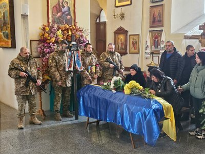 У Полтаві попрощаються з трьома полеглими захисниками У Полтаві попрощаються з трьома полеглими захисниками