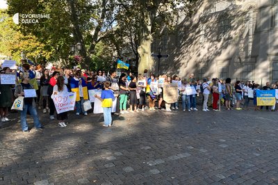Одесити вчергове вийшли на пікет проти тендерів та закликали віддати гроші на армію Одесити вчергове вийшли на пікет проти тендерів та закликали віддати гроші на армію