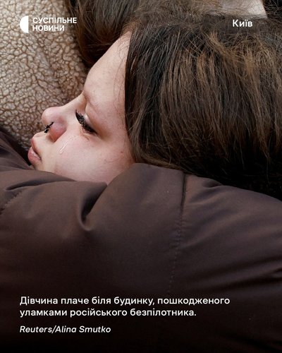 Дівчина плаче біля будинку у Києві, пошкодженого уламками російського безпілотника Дівчина плаче біля будинку у Києві, пошкодженого уламками російського безпілотника