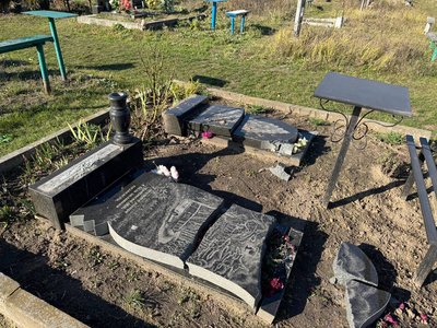 "Зробили людям горе": у селі Степанки на Черкащині місцеві лагодять пошкоджені могили "Зробили людям горе": у селі Степанки на Черкащині місцеві лагодять пошкоджені могили