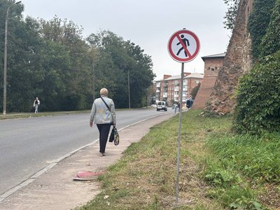 Фортечний мур Кармелітського монастиря в Бердичеві — під загрозою руйнування Фортечний мур Кармелітського монастиря в Бердичеві — під загрозою руйнування