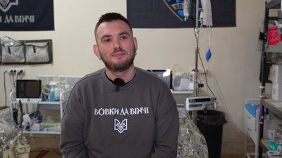 "Поранених везуть нон-стоп": ніч на стабпункті з медслужбою "УЛЬФ" батальйону "Вовки Да Вінчі":репортаж "Поранених везуть нон-стоп": ніч на стабпункті з медслужбою "УЛЬФ" батальйону "Вовки Да Вінчі":репортаж