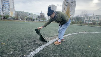 "Боюсь, що син зламає ноги": жителька Черкас просить відремонтувати спортивні майданчики поблизу її будинку "Боюсь, що син зламає ноги": жителька Черкас просить відремонтувати спортивні майданчики поблизу її будинку