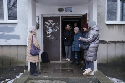 Мешканці будинку на Баленка, 7А, у Полтаві живуть в аварійному під’їзді після обстрілу 1 лютого 2025-го Мешканці будинку на Баленка, 7А, у Полтаві живуть в аварійному під’їзді після обстрілу 1 лютого 2025-го