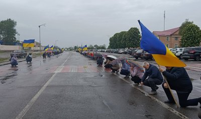 У Чорнобаї провели в останню путь загиблого захисника Євгена Шаповала У Чорнобаї провели в останню путь загиблого захисника Євгена Шаповала