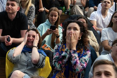 вболівальники у Києві реагують на забитий гол у ворота українських футболістів, Румунія – Україна, 17 червня 2024 року