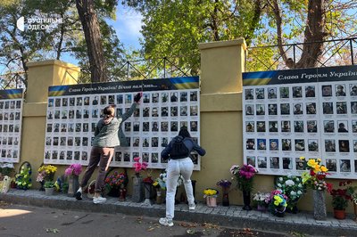 В Одесі дружини загиблих військових висадили лаванду біля "Стіни пам’яті"