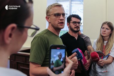 Голова правління "Центру протидії корупції" Віталій Шабунін зі своїм адвокатом під час засідання Печерського райсуду у Києві, 15 липня 2025 року. Голова правління "Центру протидії корупції" Віталій Шабунін зі своїм адвокатом під час засідання Печерського райсуду у Києві, 15 липня 2025 року.