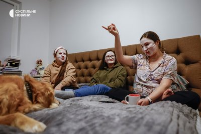 Подруги у дівич-вечір допомогли Насті наклеїти косметичну маску на обличчя Подруги у дівич-вечір допомогли Насті наклеїти косметичну маску на обличчя