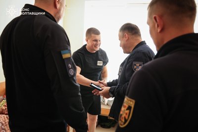 Рятувальників, які постраждали внаслідок обстрілу, нагородили медалями "За мужність" Рятувальників, які постраждали внаслідок обстрілу, нагородили медалями "За мужність"