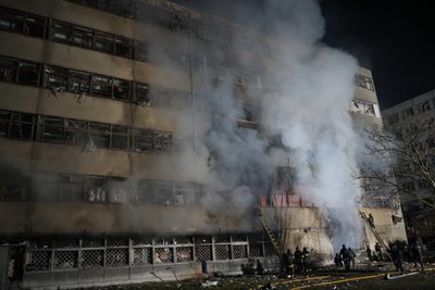 Підприємства у Холодногірському районі Харкова палають внаслідок влучань 15 російських безпілотників Підприємства у Холодногірському районі Харкова палають внаслідок влучань 15 російських безпілотників