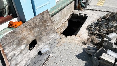 У Кропивницькому невідомі демонтували плитку та розкопали частину маршруту безбар'єрності: що відомо У Кропивницькому невідомі демонтували плитку та розкопали частину маршруту безбар'єрності: що відомо