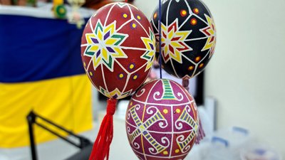 Майстер народної творчості Дмитро Денисенко переселенець з Бахмута майстерня традиційних ремесел Краматорськ Донецька область 4 грудня 2024 рік Майстер народної творчості Дмитро Денисенко переселенець з Бахмута майстерня традиційних ремесел Краматорськ Донецька область 4 грудня 2024 рік