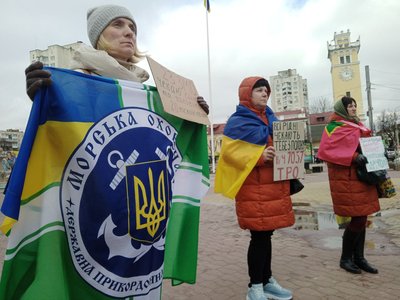 "Ми розриваємося тут на частини": хмельничани вкотре вийшли на акцію "Поверніть Героїв з полону" "Ми розриваємося тут на частини": хмельничани вкотре вийшли на акцію "Поверніть Героїв з полону"