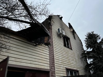Вулиця усіяна уламками, людям дахи позносило. У Києві уламки ракети влучили в приватні будинки Вулиця усіяна уламками, людям дахи позносило. У Києві уламки ракети влучили в приватні будинки