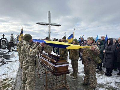 Похорон, прощання із бійцем, Олександр Савощенко, Великоберезовицька селищна рада, 3 січня 2025 Похорон, прощання із бійцем, Олександр Савощенко, Великоберезовицька селищна рада, 3 січня 2025