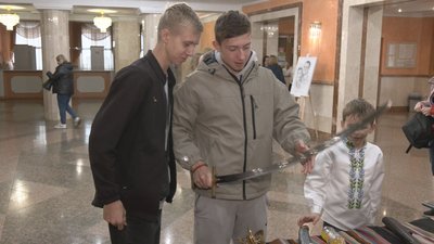 На благодійне мистецьке дійство "Козацький Battle" у Луцьку прийшли пів тисячі людей На благодійне мистецьке дійство "Козацький Battle" у Луцьку прийшли пів тисячі людей