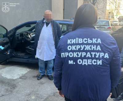 За 7500 тис доларів обіцяв оформити відстрочку: в Одесі судитимуть лікаря-офтальмолога
