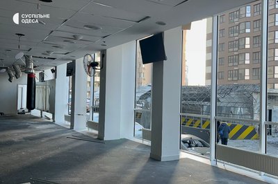 Вибиті вікна та горілі автівки: фото наслідків нічної атаки РФ на Одесу Вибиті вікна та горілі автівки: фото наслідків нічної атаки РФ на Одесу