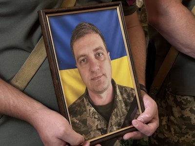 У Полтаві попрощались із трьома воїнами: Сергієм Лук'янцем, Станіславом Малюною, та Євгеном Савенковим У Полтаві попрощались із трьома воїнами: Сергієм Лук'янцем, Станіславом Малюною, та Євгеном Савенковим