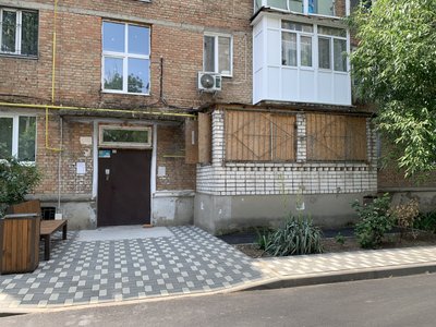 Під'їзд багатоквартирного будинку у Лісках, Миколаїв, 13 червня 2025 року Під'їзд багатоквартирного будинку у Лісках, Миколаїв, 13 червня 2025 року