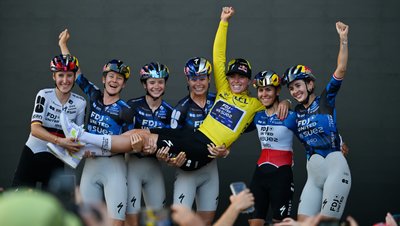 Демі Воллерінг святкує перемогу в Тур де Франс-2026 Демі Воллерінг святкує перемогу в Тур де Франс-2026