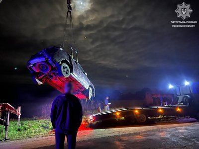 Нетвереза водійка злетіла в озеро на Рівненщині — патрульна поліція Нетвереза водійка злетіла в озеро на Рівненщині — патрульна поліція