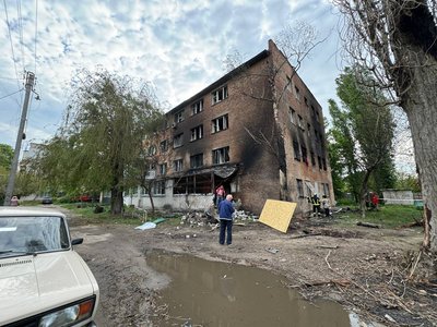 "Не думала, що в цю чотириповерхівку колись прилетить": Черкаси долають наслідки атаки "шахедів" "Не думала, що в цю чотириповерхівку колись прилетить": Черкаси долають наслідки атаки "шахедів"