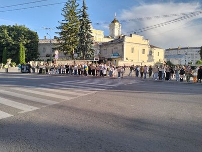 «Повернути Федорова»: у Луцьку розпочали безстроковий мітинг проти відставки глави Міноборони «Повернути Федорова»: у Луцьку розпочали безстроковий мітинг проти відставки глави Міноборони