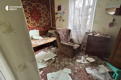 "Не підлягає ремонту, тут тільки зносити": фото пошкодженого будинку через атаку РФ на Одещину "Не підлягає ремонту, тут тільки зносити": фото пошкодженого будинку через атаку РФ на Одещину