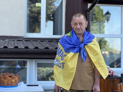 На Вінниччині зустріли звільненого з полону оборонця Петра Кривенького На Вінниччині зустріли звільненого з полону оборонця Петра Кривенького