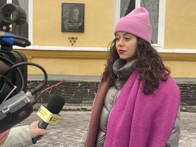 Лишити чи зняти: у Житомирі вирішують, що робити з меморіальною дошкою російському поетові Саші Чорному Лишити чи зняти: у Житомирі вирішують, що робити з меморіальною дошкою російському поетові Саші Чорному
