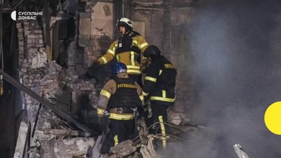 Рятувальники шукають під людей під завалами будинку у Новогродівки, Фото: ДСНС у Донецькій області Рятувальники шукають під людей під завалами будинку у Новогродівки, Фото: ДСНС у Донецькій області