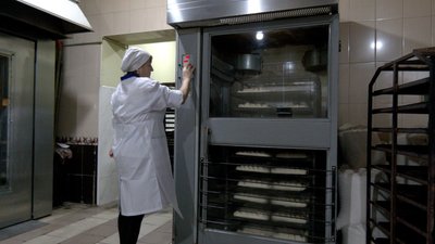 Печуть хліб "на сонці": як пекарня на Вінниччині працює на електростанції Печуть хліб "на сонці": як пекарня на Вінниччині працює на електростанції