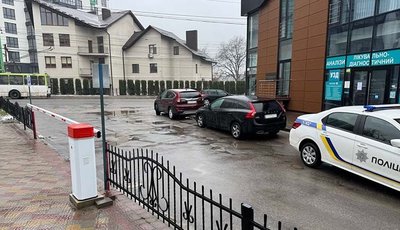 вулиця. припарковані авто вулиця. припарковані авто