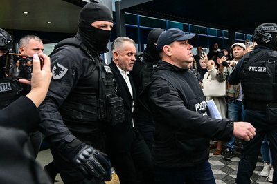 Молдавський олігарх Володимир Плахотнюк (в центрі), виходить з міжнародного аеропорту Кишинева під поліцейським конвоєм, 25 вересня 2025 року. Ексголову Демократичної партії Молдови Плахотнюка екстрадували під наглядом з Афін до Кишинева Молдавський олігарх Володимир Плахотнюк (в центрі), виходить з міжнародного аеропорту Кишинева під поліцейським конвоєм, 25 вересня 2025 року. Ексголову Демократичної партії Молдови Плахотнюка екстрадували під наглядом з Афін до Кишинева